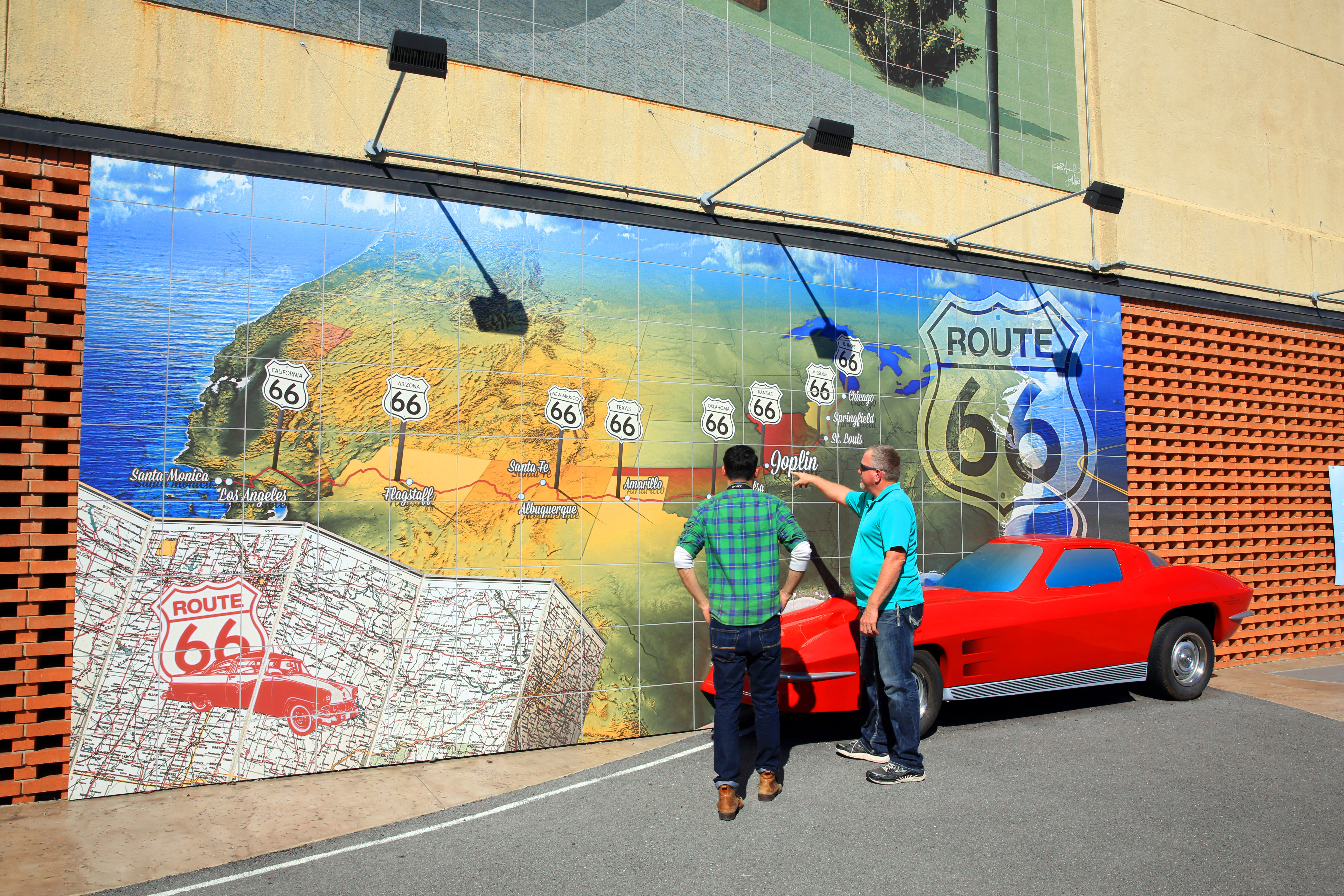 在密苏里州乔普林市观赏 66 号公路壁画