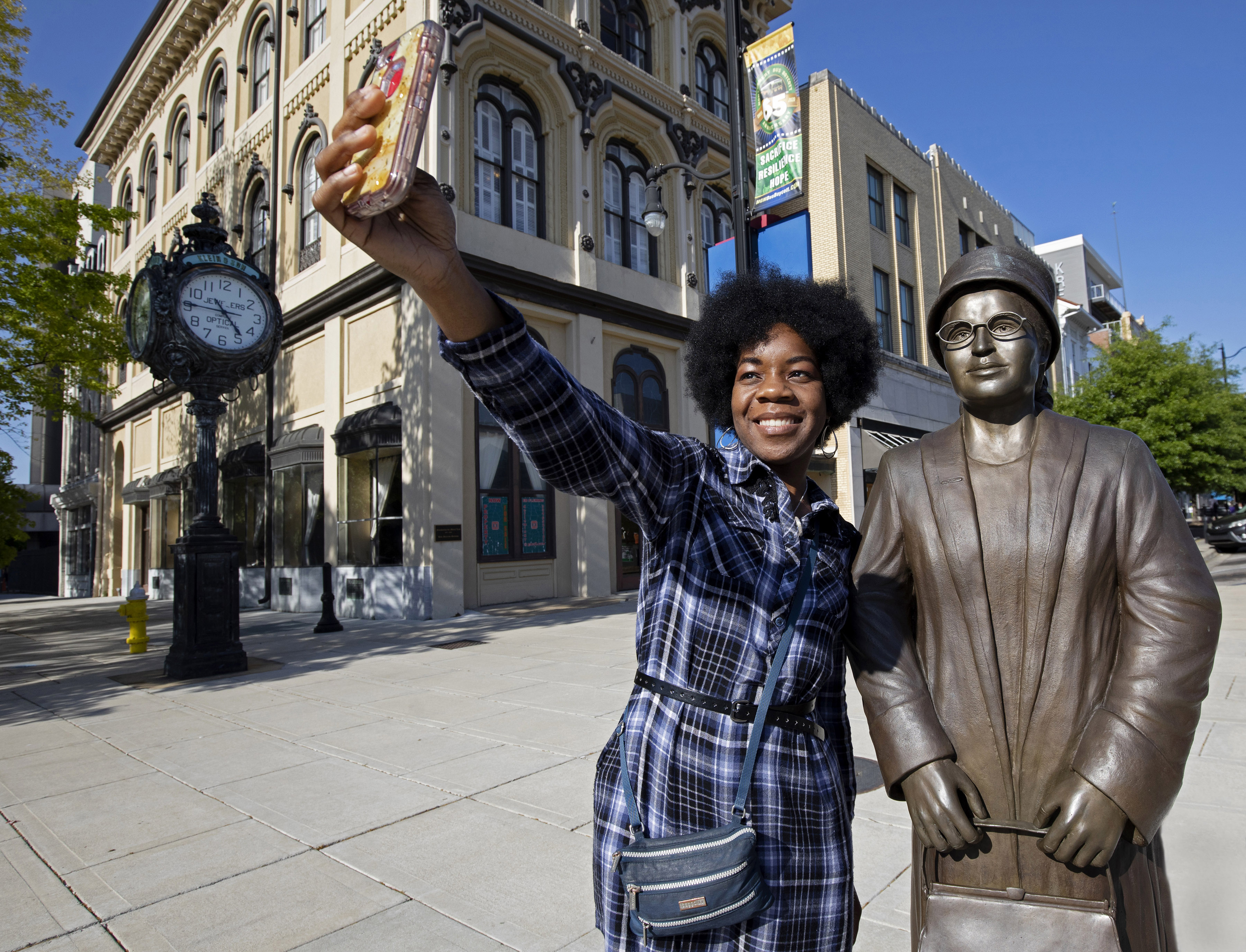  在阿拉巴马州蒙哥马利市中心与罗莎·帕克斯的雕像自拍合影