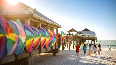 佛罗里达州圣彼得斯堡码头步道上一字排开的彩色遮阳伞 佛罗里达州圣彼得斯堡码头步道上一字排开的彩色遮阳伞