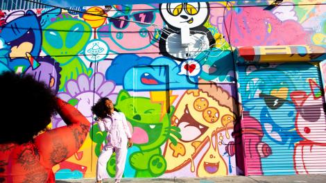 在怀恩伍德创意区街头艺术前拍照留念 在怀恩伍德创意区街头艺术前拍照留念