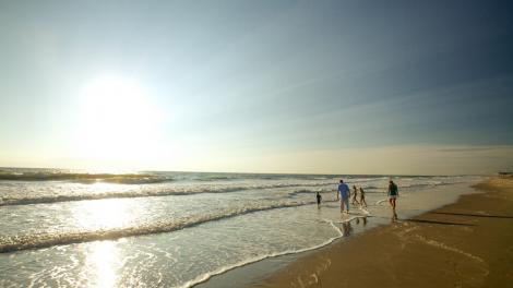 一家人在弗吉尼亚海滩的沙桥海滩享受着愉快的假日时光 一家人在弗吉尼亚海滩的沙桥海滩享受着愉快的假日时光