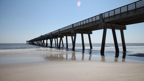 杰克逊维尔码头下方的海滩 杰克逊维尔码头下方的海滩