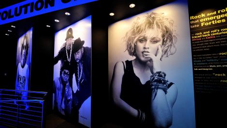 在俄亥俄州克利夫兰的摇滚名人堂参观展览 在俄亥俄州克利夫兰的摇滚名人堂参观展览