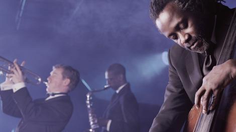 伊利诺伊州芝加哥 Green Mill Jazz Club 爵士俱乐部异常精彩的夜间爵士乐表演 伊利诺伊州芝加哥 Green Mill Jazz Club 爵士俱乐部异常精彩的夜间爵士乐表演