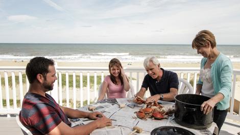 弗吉尼亚海滩度假屋的家庭螃蟹大餐 弗吉尼亚海滩度假屋的家庭螃蟹大餐