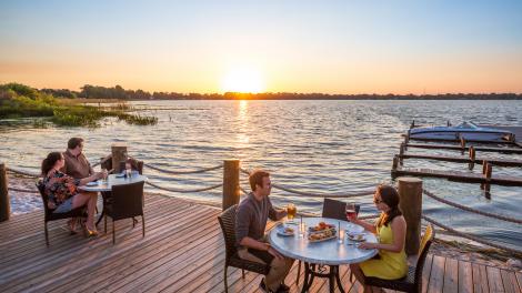 日落时分在佛罗里达州中部的某个湖畔,伴着美景享用美食 日落时分在佛罗里达州中部的某个湖畔,伴着美景享用美食