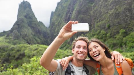 一对在夏威夷州毛伊岛的伊奥山谷州立公园徒步旅行途中自拍的情侣 一对在夏威夷州毛伊岛的伊奥山谷州立公园徒步旅行途中自拍的情侣