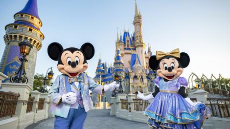 米奇和米妮华特迪士尼世界内魔法王国的灰姑娘城堡前摆姿势 米奇和米妮华特迪士尼世界内魔法王国的灰姑娘城堡前摆姿势