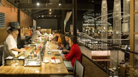 寿司大师在佛罗里达州布纳维斯塔湖畔迪士尼之泉边的 Morimoto Asia 餐厅现场准备食物 寿司大师在佛罗里达州布纳维斯塔湖畔迪士尼之泉边的 Morimoto Asia 餐厅现场准备食物