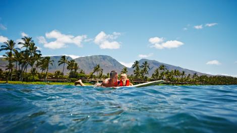 夏威夷州毛伊岛的亲子冲浪活动 夏威夷州毛伊岛的亲子冲浪活动