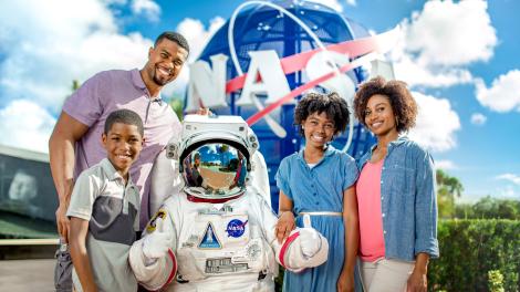 在佛罗里达州梅里特岛参观肯尼迪航天中心 在佛罗里达州梅里特岛参观肯尼迪航天中心