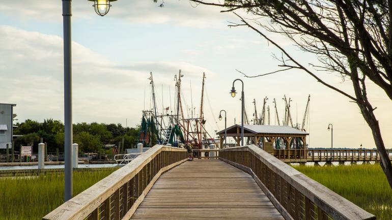 南卡罗来纳州芒特普林森 Shem Creek 公园内的木板步道 南卡罗来纳州芒特普林森 Shem Creek 公园内的木板步道