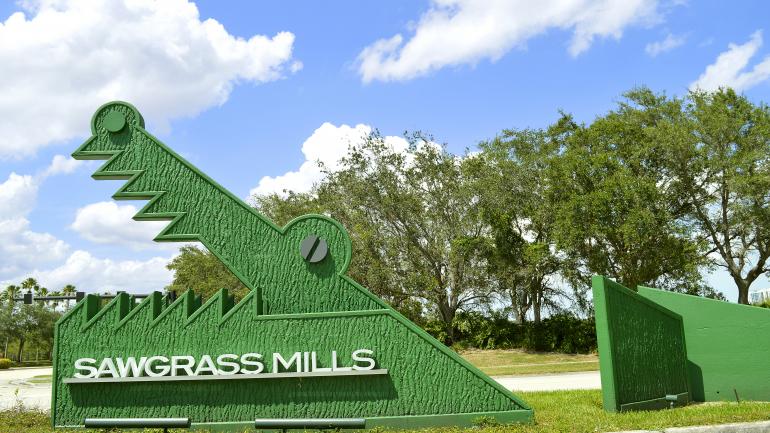 代表索格拉斯品牌折扣购物中心的可爱短吻鳄标志 代表索格拉斯品牌折扣购物中心的可爱短吻鳄标志