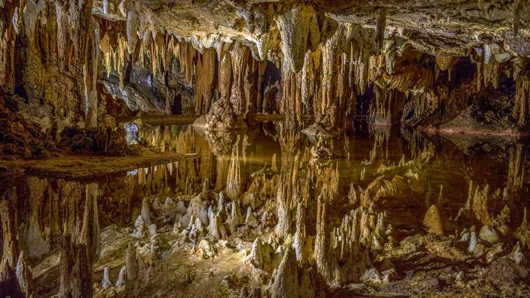 卢雷钟乳石溶洞内有钟乳石和石笋景象让人目眩神迷