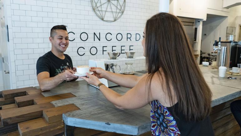 在 Concord Coffee 咖啡店点一杯手工制作的拿铁 在 Concord Coffee 咖啡店点一杯手工制作的拿铁