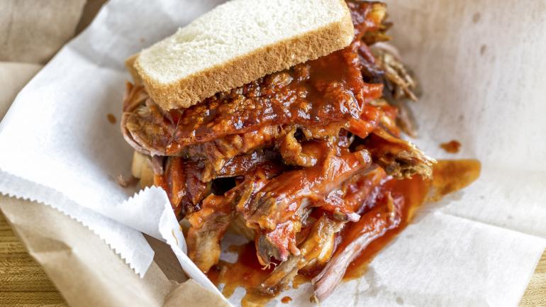 Lannie’s Bar-B-Q Spot 餐厅经济实惠的鲜香手撕猪肉三明治 Lannie’s Bar-B-Q Spot 餐厅经济实惠的鲜香手撕猪肉三明治