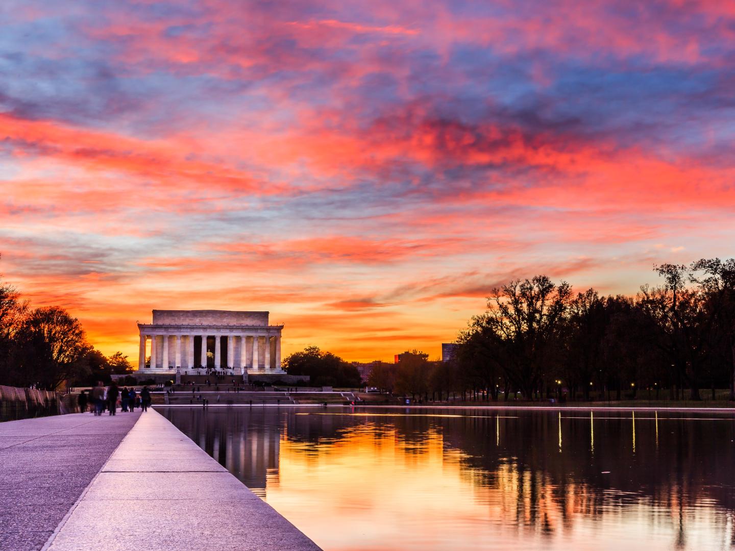 华盛顿哥伦比亚特区林肯纪念堂前的绚烂晚霞与落日 华盛顿哥伦比亚特区林肯纪念堂前的绚烂晚霞与落日