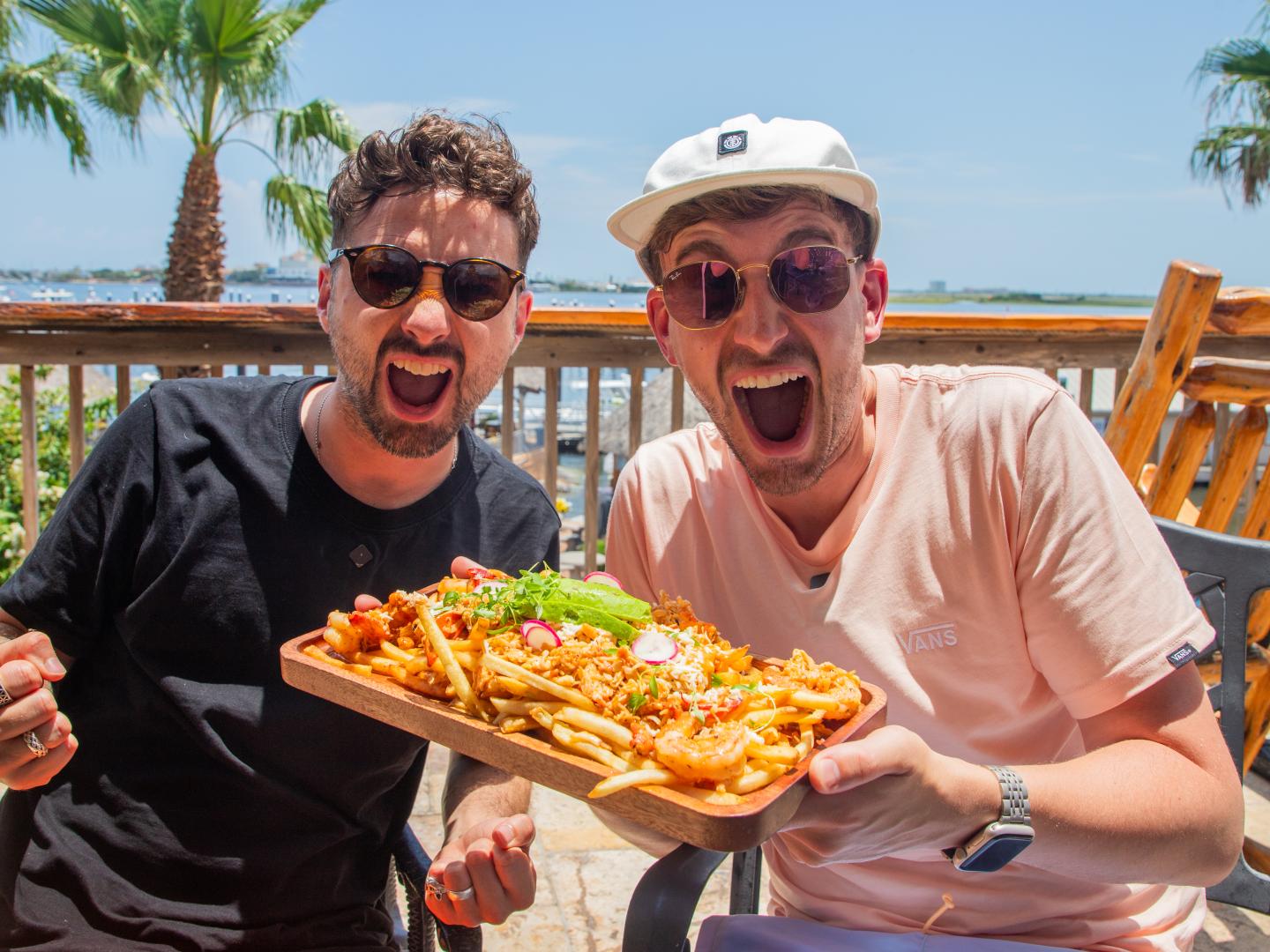 Sorted Food 的朋友们正在德克萨斯州的加尔维斯顿品尝一盘海鲜 Sorted Food 的朋友们正在德克萨斯州的加尔维斯顿品尝一盘海鲜