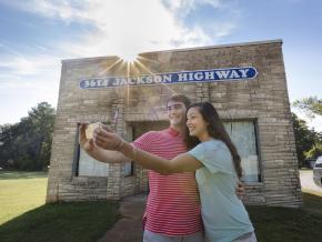 在阿拉巴马州马斯尔肖尔斯之声工作室外部自拍 在阿拉巴马州马斯尔肖尔斯之声工作室外部自拍