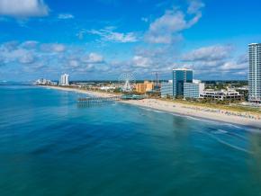 世界闻名的南卡罗来纳州美特尔海滩码头 (Myrtle Beach Pier) 绵延至大西洋中 世界闻名的南卡罗来纳州美特尔海滩码头 (Myrtle Beach Pier) 绵延至大西洋中