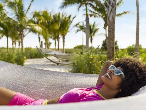 在佛罗里达州圣彼得斯堡海滩的吊床上放松 在佛罗里达州圣彼得斯堡海滩的吊床上放松