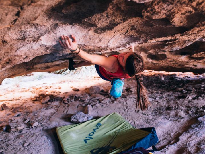 德克萨斯州 Hueco Rock Rodeo 越野竞技上的攀岩活动