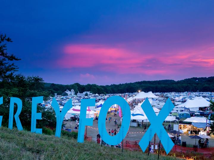 纽约州橡树山 Grey Fox Bluegrass Festival 音乐节下的日落美景