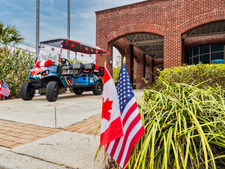 在南卡罗来纳州美特尔海滩一年一度的 Canadian American Days Festival 旅游节期间悬挂的加拿大和美国国旗