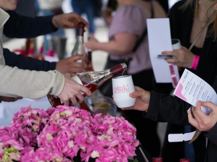 在一年一度的俄勒冈州希尔斯波罗的 Pink! Rosé Festival 葡萄酒展上展示的葡萄酒样品