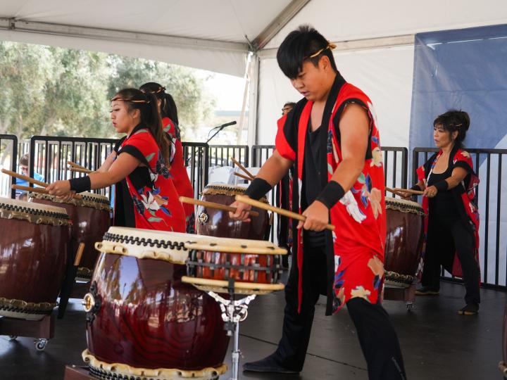 在加利福尼亚尔湾的尔湾大公园中秋节期间，鼓手正在卖力演奏