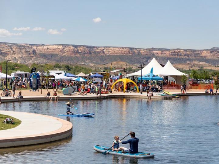 在科罗拉多州大章克申 Grand Valley River Fest 庆典上享受水上乐趣