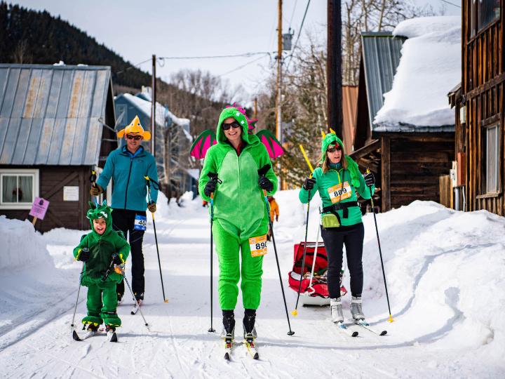 参加科罗拉多州克雷斯特德比特巷道环线北欧马拉松的滑雪选手