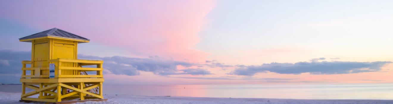 一位救生员站在佛罗里达州,萨拉索塔的西埃斯特基海滩上 一位救生员站在佛罗里达州,萨拉索塔的西埃斯特基海滩上