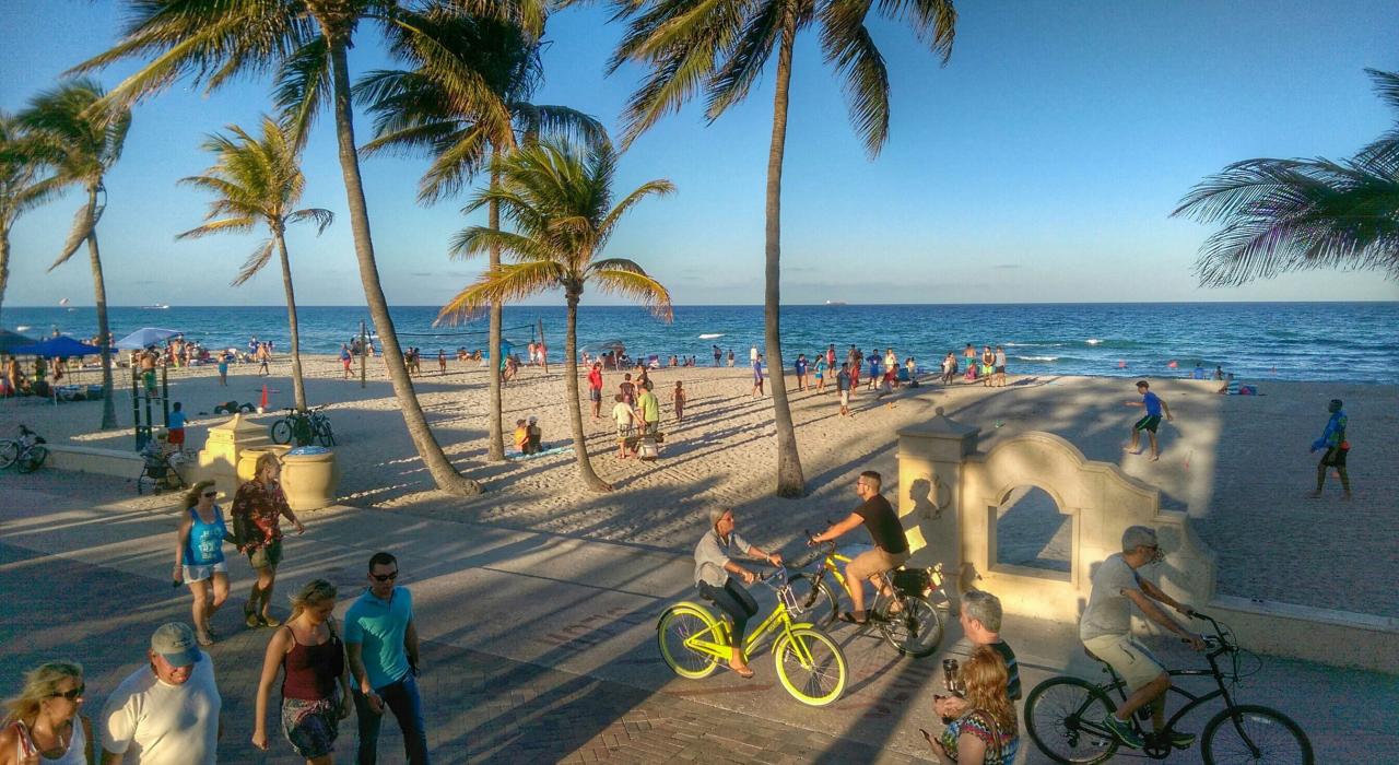 租一辆自行车或者自由漫步在罗德岱堡附近的好莱坞海滩步道上 租一辆自行车或者自由漫步在罗德岱堡附近的好莱坞海滩步道上