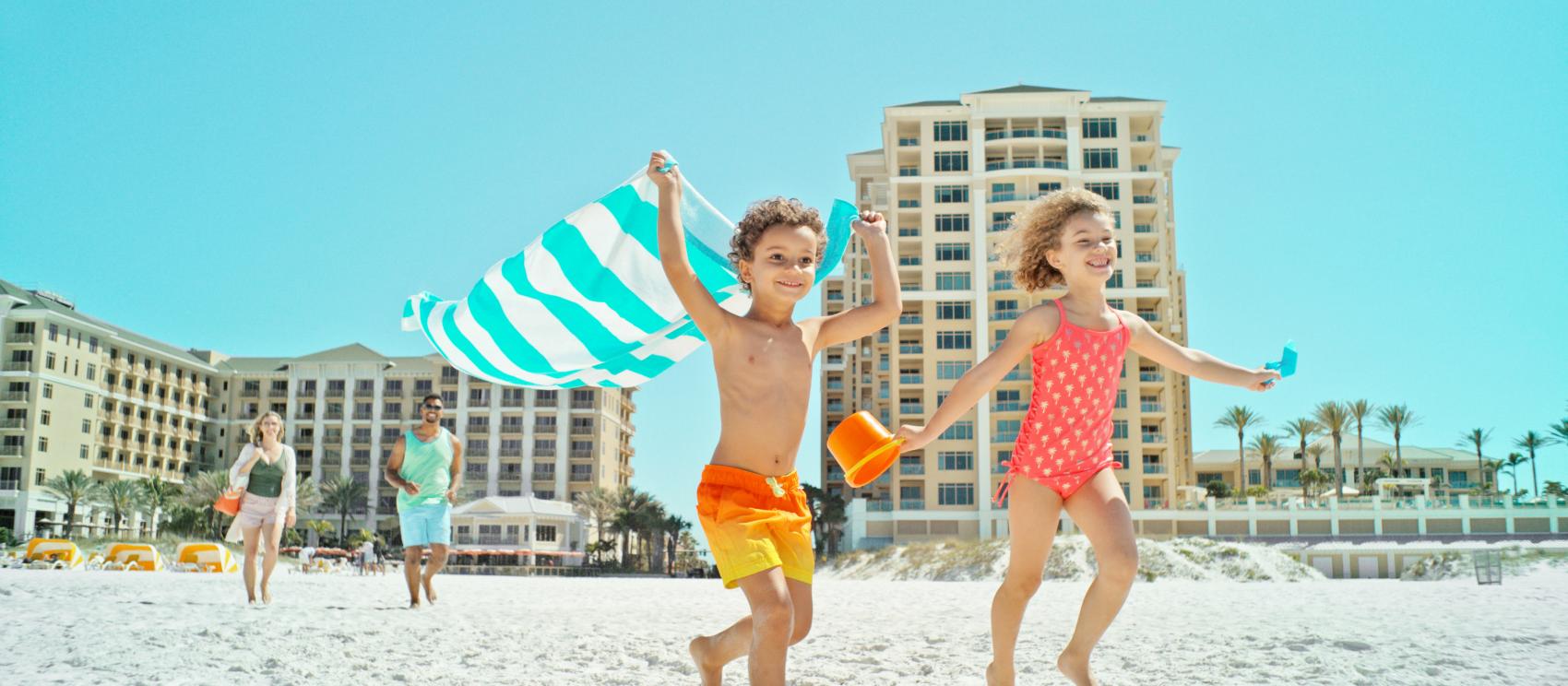 做好准备在清水湾海滩柔软的白沙沙滩上玩耍 做好准备在清水湾海滩柔软的白沙沙滩上玩耍