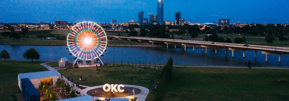 暮色时分俯瞰俄克拉荷马城天际线的 Wheeler Ferris Wheel 摩天轮