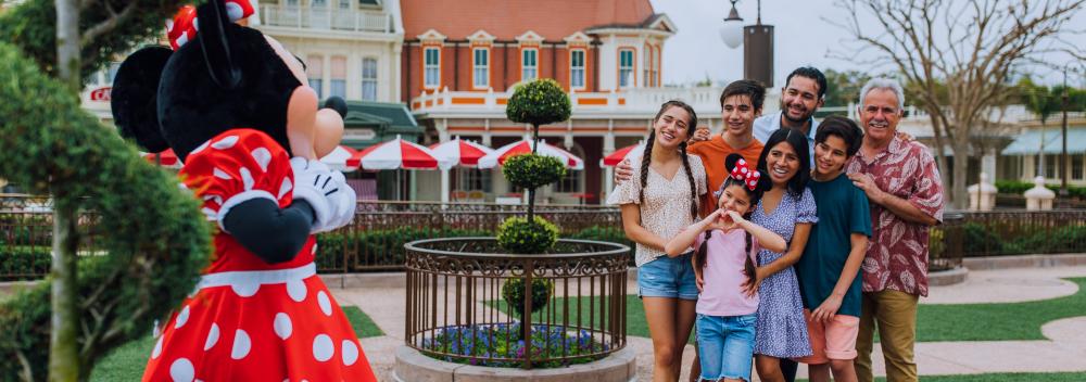 一家人在佛罗里达州奥兰多市的华特迪士尼世界度假区参加迪士尼人物见面会