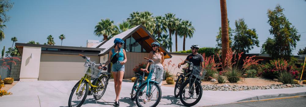 骑自行车穿越阳光明媚的加利福尼亚州棕榈泉